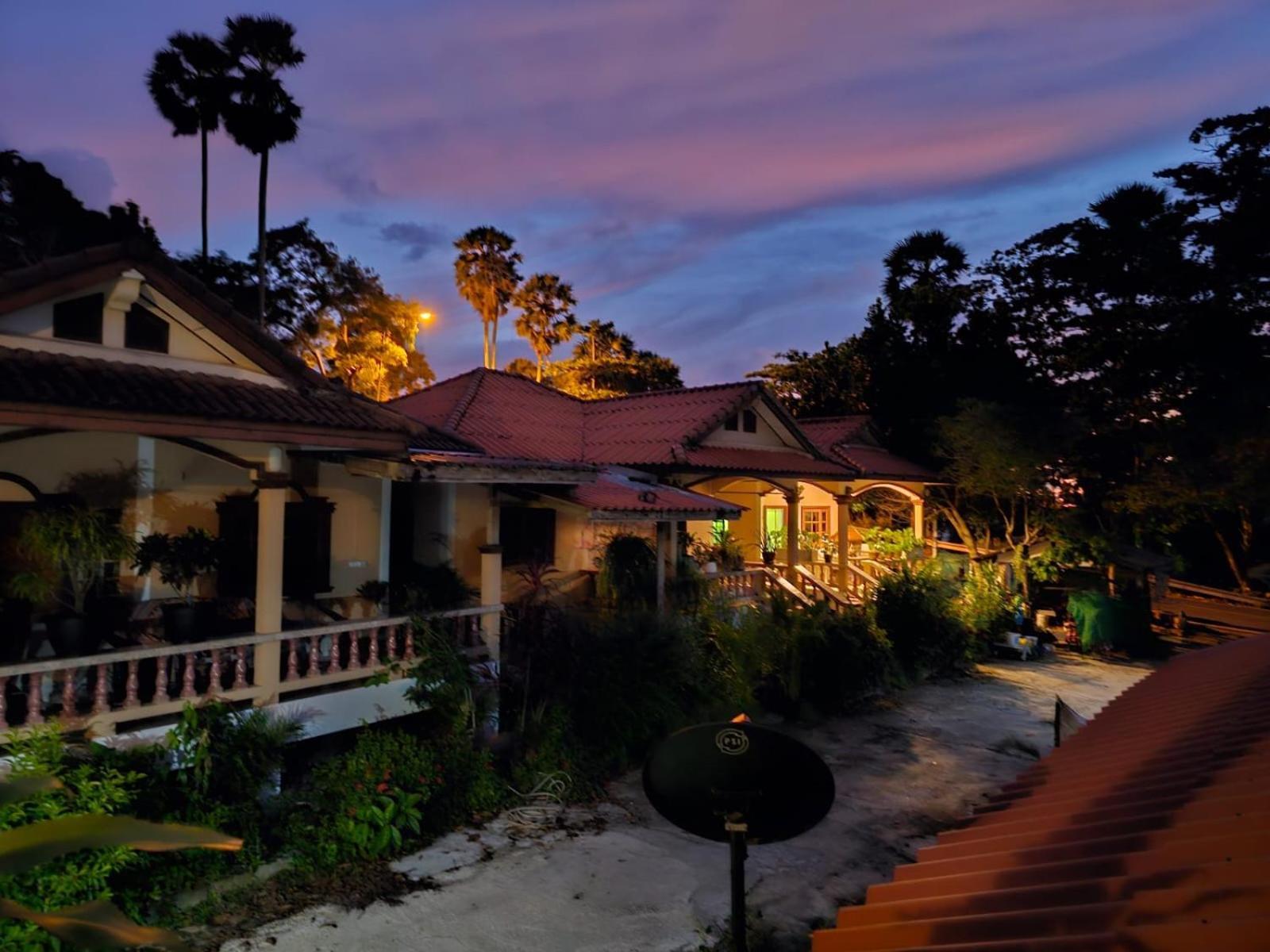 Beachfront Bungalow South Of Phuket Buitenkant foto
